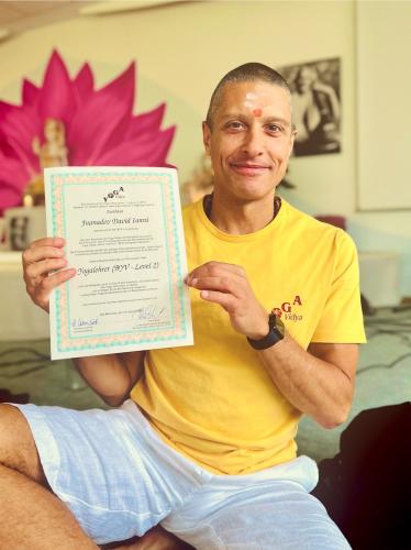 Jnanadev mit Yogalehrer-Diplom